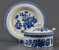 Lot 430 - A Worcester blue and white butter tub and...