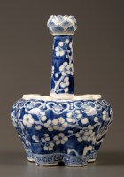 Lot 499 - A blue and white export six spouted tulip vase,...