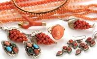 Lot 809 - A quantity of coral jewellery, to include: a...