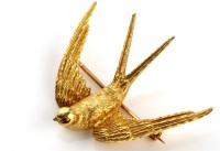 Lot 816 - An 18ct gold swift pattern brooch set with...