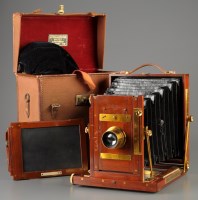 Lot 966 - An early 20th Century half-plate camera,...