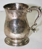 Lot 543 - A George III mug, maker's mark double struck...
