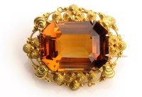 Lot 739 - A citrine and yellow metal brooch, the canted...