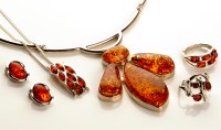 Lot 789 - A selection of amber and white metal jewellery,...