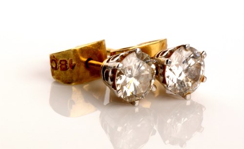 Lot 827 - A pair of diamond stud earrings, the brilliant...