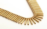 Lot 837 - An 18ct. yellow gold fringe necklace,...