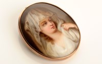 Lot 844 - A hand-painted miniature brooch/pendant,...