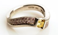 Lot 901 - A yellow and pink diamond ring, the central...