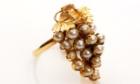 Lot 918 - A pearl and yellow metal grape pattern ring,...