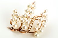 Lot 867 - A cultured pearl brooch, the graduated...