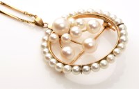 Lot 868 - A cultured pearl brooch/pendant, the circular...