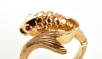 Lot 879 - A 9ct. yellow gold fish pattern ring, the eyes...