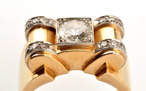 Lot 909 - An Art Deco diamond ring, the central...