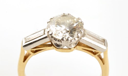 Lot 924 - A diamond ring, the central brilliant cut...