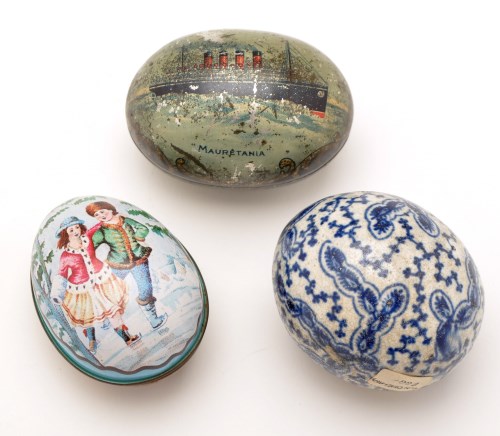 Lot 1010 - A Sunderland Pottery darning egg, decorated...