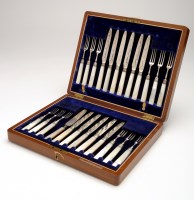 Lot 481 - A set of twelve Edwardian fruit knives and...