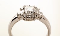 Lot 658 - A diamond ring, the central asscher cut...