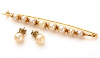 Lot 751 - A cultured pearl and gold brooch, set with...