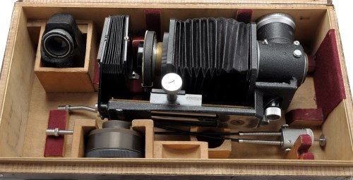 Lot 970 - An early Leitz close-up bellows unit for screw-...