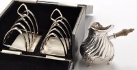 Lot 511 - A Victorian silver cream jug with side handle,...