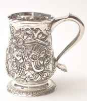 Lot 535 - A George II silver mug, by John Langlands I,...