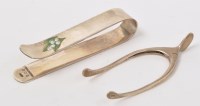 Lot 559 - An Edwardian pair of silver tongs, by William...