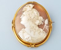 Lot 711 - A Victorian carved shell cameo brooch,...