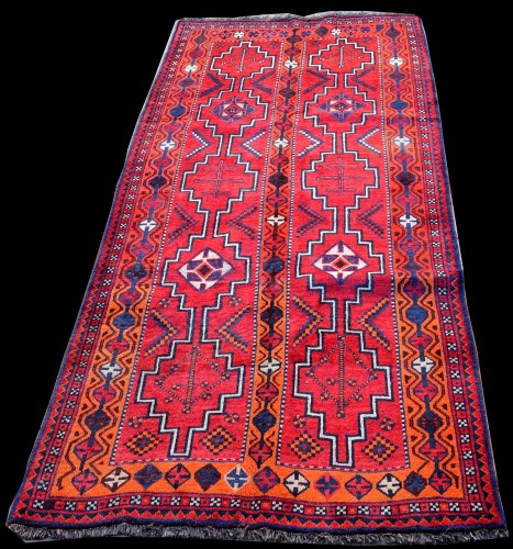 Lot 872 - A Shiraz rug, with geometric design on red...