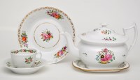 Lot 442 - 'New Hall' teapot and cover, pattern no. 2725,...