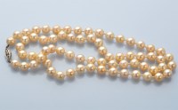 Lot 871 - A single row uniform cultured pearl necklace,...