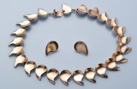 Lot 884 - A 20th Century silver necklace and matching...