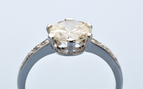 Lot 893 - A solitaire diamond ring, the brilliant cut...