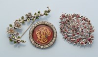 Lot 900 - A garnet set white metal flower pattern brooch,...