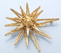 Lot 938 - An 18ct. yellow gold star pattern brooch,...