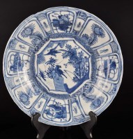 Lot 466 - A blue and white Kraakporselein charger, late...
