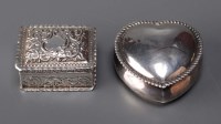 Lot 686 - A Victorian silver snuff box, by William...