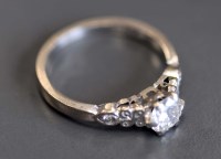 Lot 898 - An Edwardian diamond ring, the old brilliant...