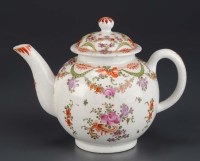 Lot 264 - A Lowestoft teapot and cover, circa 1790,...
