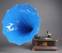 Lot 445 - An HMV Model 32 table top gramophone, with a...