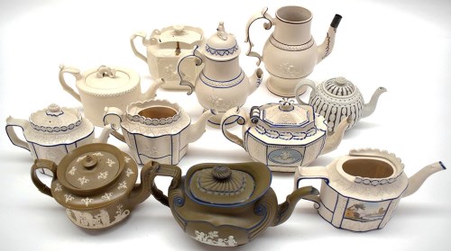 Lot 75 - A quantity of smeaglaze teapots and others, to...