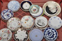 Lot 208 - A selection of saucers.