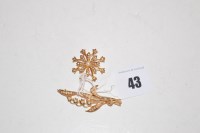 Lot 43 - Two seed pearl brooches, one of snowflake form,...