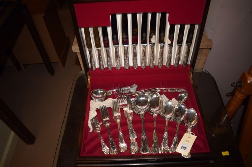 Lot 202 - A boxed silver plated Kings pattern cutlery...