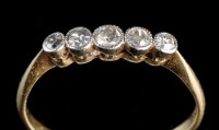 Lot 922 - A five stone diamond ring, the graduated...