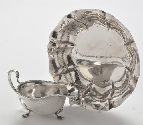 Lot 174 - A George V silver sauce boat, by Duncan &...