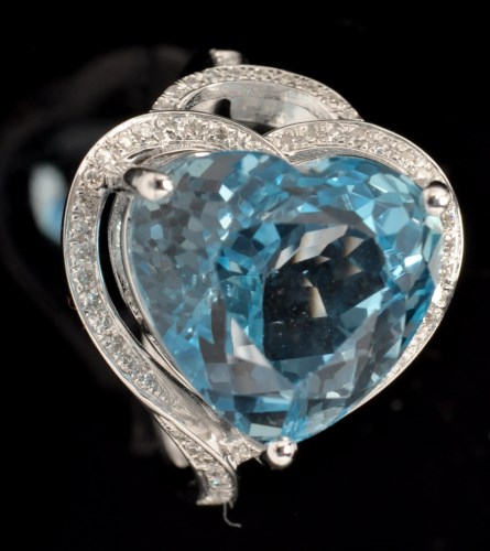 Lot 386 - A blue topaz and diamond cluster ring, the...