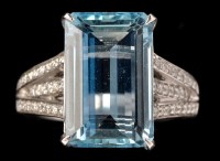 Lot 394 - An aquamarine and diamond ring, the...