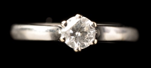 Lot 400 - A single stone solitaire diamond ring, the...
