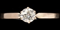 Lot 415 - A single stone solitaire diamond ring, the...