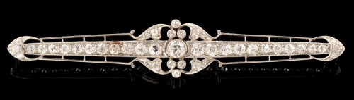 Lot 489 - An Edwardian diamond belle epoque bar brooch,...